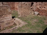 01493 ostia - regio ii - insula vi - casa del soffitto dipinto (ii,vi,5-6) - via della corporazzioni - 2. laden von norden - li - becken - bli ri nordosten - 09-2022.jpg